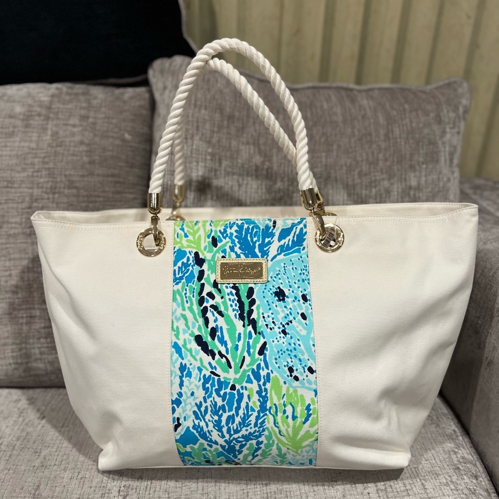 Lilly Pulitzer ISLAND TOTE. SPA BLUE
LETS CHA CHA⭐️